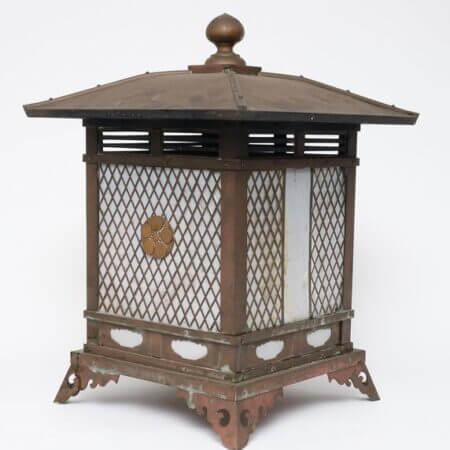 Large square standing temple lamp - Bronze - Japan - Shōwa period (1926-1989)